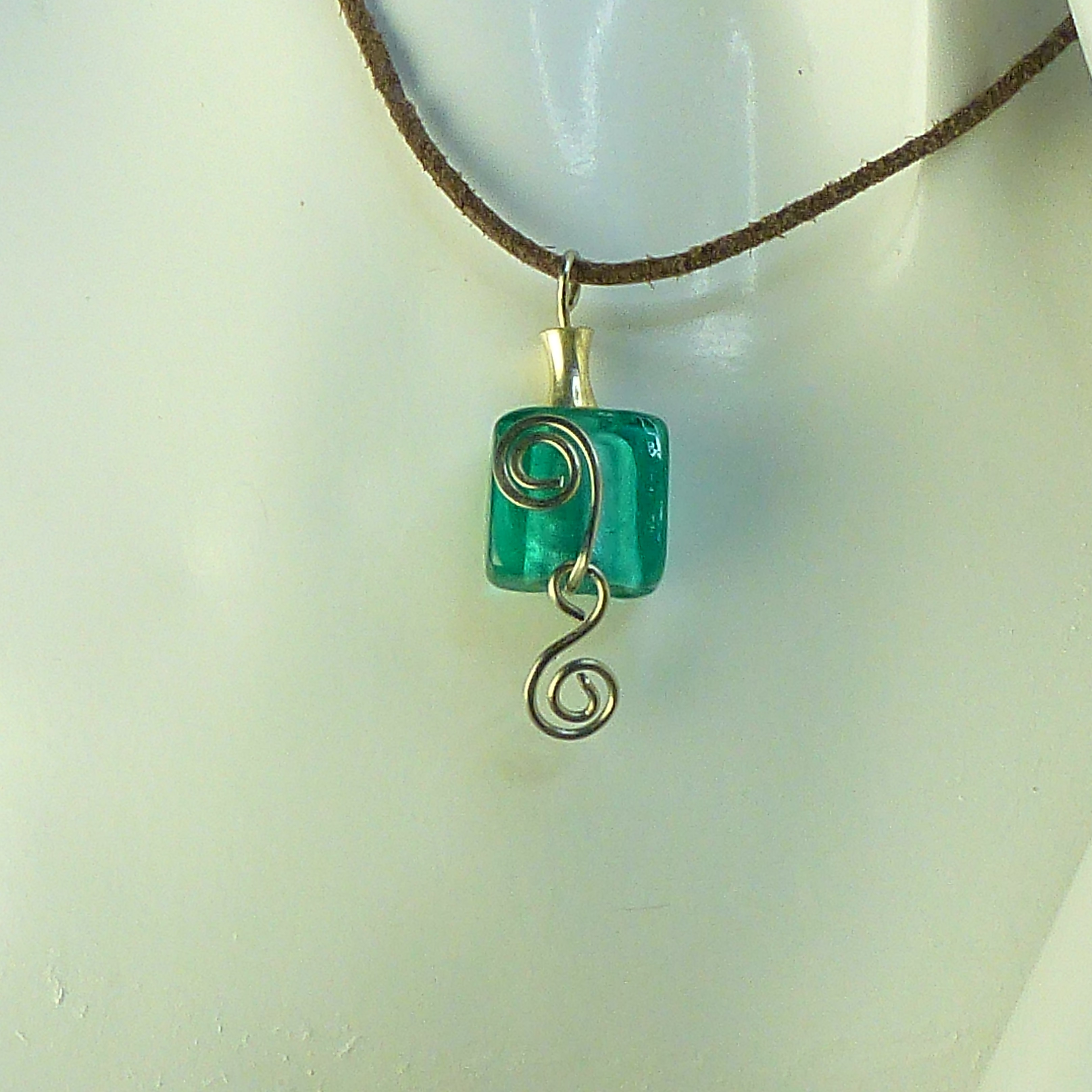 Eine Anh&auml;nger mit Spiralen 